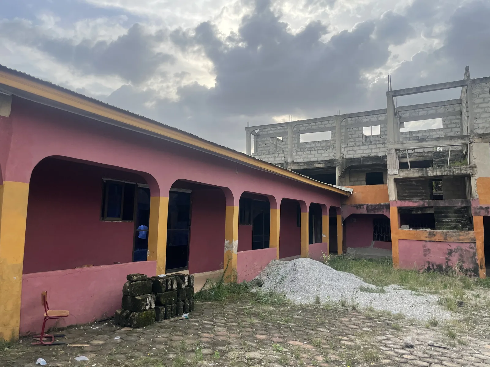 Het casco van de school in Daban met de galerijen en bogen rond de binnenplaats