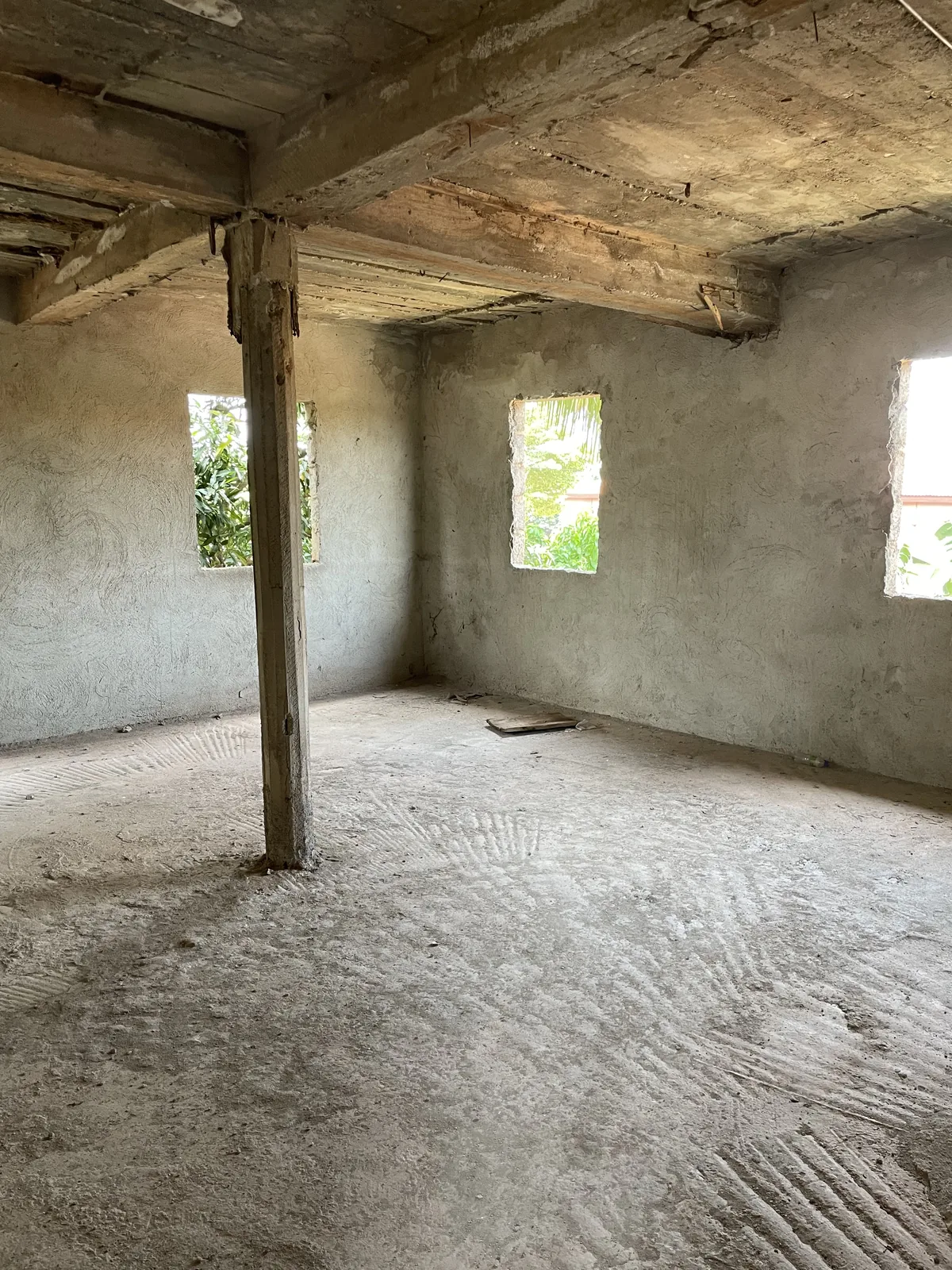 Het trappenhuis en interieur van het casco van de school in Daban